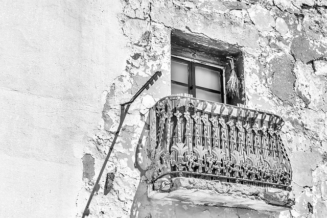 Profesora explicando regulación europea de crowdfunding ante una pizarra digital en Valencia