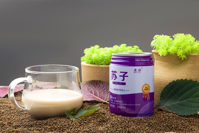 Estudiante consultando información sobre webinars educativos de crowdfunding en su portátil