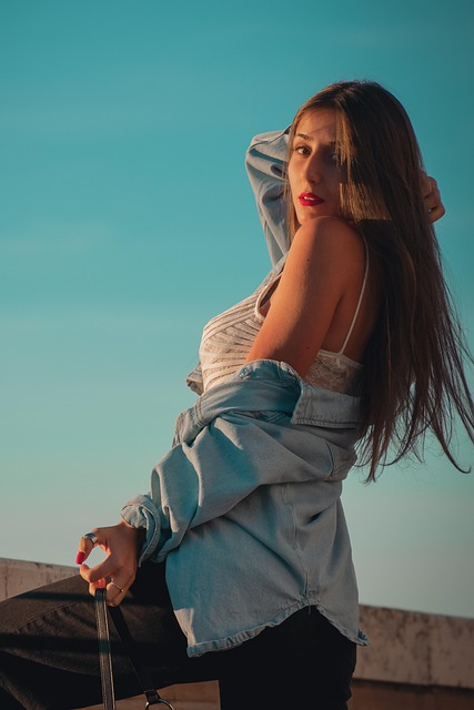 Persona leyendo un boletín educativo sobre crowdfunding en una tablet junto a una ventana con vistas a Valencia